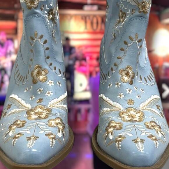 NWT Sz 11 DINGO/CODE WEST Primrose Light Blue Leather Embroidered Western Boots - Picture 1 of 10